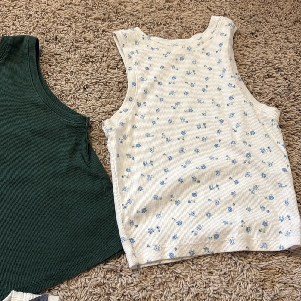 Women’s Hollister lot of 4 must have crop tank tops sz XS green blue purple - Picture 3 of 5